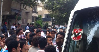 أتوبيس بعلم الأهلي يظهر وسط جماهير الوايت نايتس