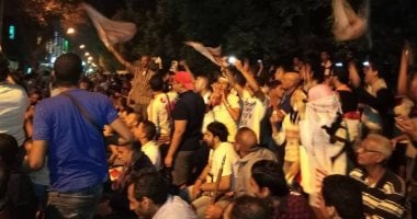 بالفيديو.. فتاة تقود جماهير الزمالك للاحتفال فى شوارع المهندسين