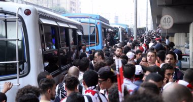استقبال جماهير الزمالك بأعلام مصر أمام برج العرب