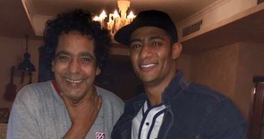 محمد رمضان ينشر صورة تجمعه بـ محمد منير على "فيس بوك"