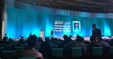 شباب الجامعات يلتقطون صورا تذكارية خلال تجهيزات مؤتمر الشباب بشرم الشيخ