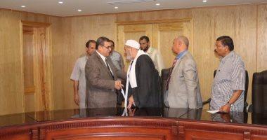 بالفيديو.. محافظ الفيوم يستقبل أولياء أمور تلاميذ "مدرسة الإغماءات" بإطسا 
