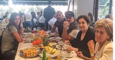 نيكول سابا تنشر صورتها مع عائلتها على "فيس بوك"