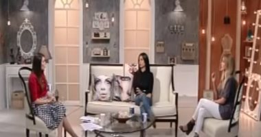 مضيفة طيران لـ ست الحسن: "إحنا مسئولين عن حياة الركاب.. مش بنقدم صوانى"