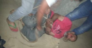 أهالى قرية دمرو بالمحلة يلقنون لص علقة ساخنة أثناء سرقة "كولدير مياه"
