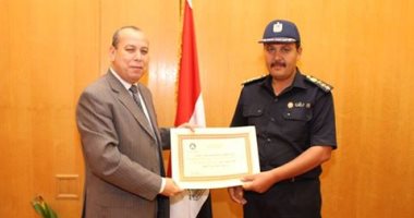 محافظ دمياط يكرم شرطى أصيب فى تفكيك قنبلة 