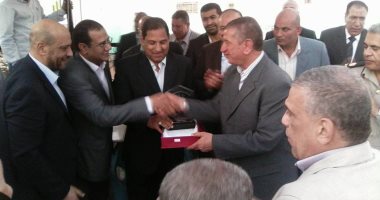 بالصور.. بلدية المحلة يكرم محافظ كفر الشيخ بعد مباراة البلدية