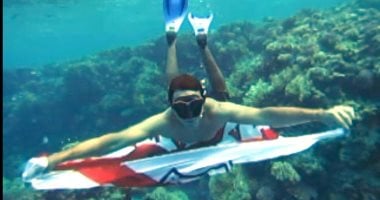 بالصور.. مشجع يرفع علم الزمالك تحت مياه البحر الأحمر بعد خسارة دورى الأبطال