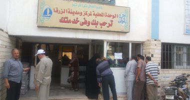 منفذ لبيع السلع الغذائية أمام الوحدة المحلية فى الزرقا بدمياط