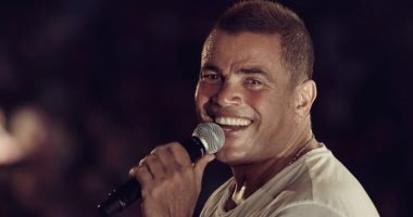 "حد ليه شوق فى حاجة؟".. عمرو دياب يُنافس نفسه بـ4 ألبومات فى "آيتونز"
