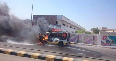 بالصور.. السيطرة على حريق بسيارة ميكروباص فى القصير دون إصابات