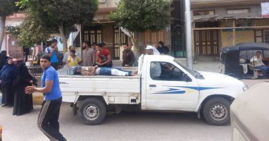 مواطن ينشر صورة لنقل مصاب فى حريق مركب المنزلة في سيارة مجلس المدينة