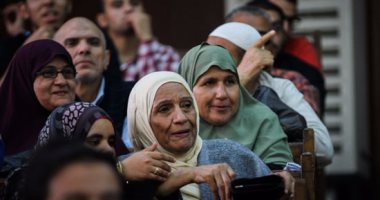 بالصور. فى لافتة إنسانية ..قاضى اغتيال النائب العام يسمح للأهالى بدخول القفص لرؤية المتهمين