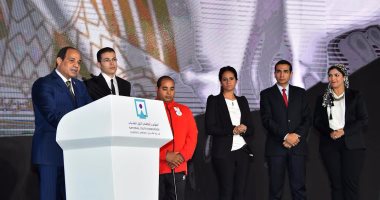 السيسى يعطى إشارة البدء لانطلاق مؤتمر الشباب من شرم الشيخ ويعلن: سينعقد سنويا ليكون جسرا نعبر به إلى شبابنا..ويعلق مازحا على عطل فنى:"الكمبيوتر مزرجن ولا إيه"..الرئيس يقبل رأس "حمدتو" وسط تصفيق حاد  