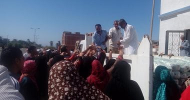 بالصور.. مديرية التموين توزع طن سكر على أهالى الجبيل بطور سيناء