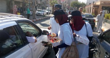 بالصور.. طلاب "إعلام" قنا يوزعون حلوى على السائقين الملتزمين بقواعد المرور