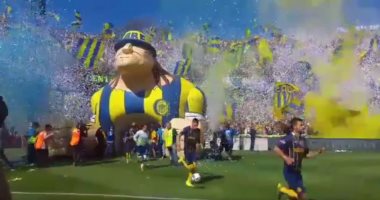 بالفيديو.. كرنفال جماهيرى رائع فى فوز فريق ميسي السابق بديربى روزاريو