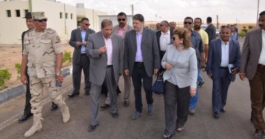 بالصور.. محافظ الإسماعيلية والنواب يتابعون سير العمل بمشروع قرية الأمل