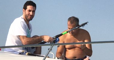 أبو تريكة فى رحلة "صيد سمك" برفقة المعلق على محمد على