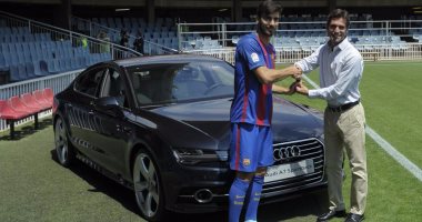 نجوم برشلونة يتسلمون سياراتهم الجديد من "أودى"