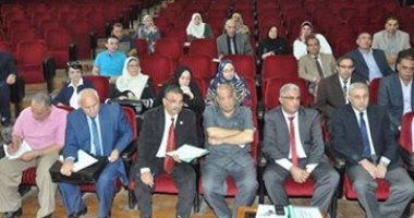 رئيس جامعة المنوفية يلتقى بمديرى عموم الجهاز الإدارى لرفع كفاءة العمل