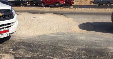 قارئ يرصد حفرة على طريق السويس تسبب زحاما شديدا