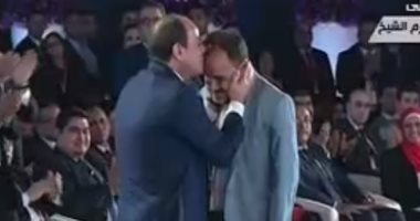 بالفيديو..السيسى يُقبل رأس "إبراهيم حمدتو" وسط تصفيق حاد بمؤتمر الشباب بشرم الشيخ