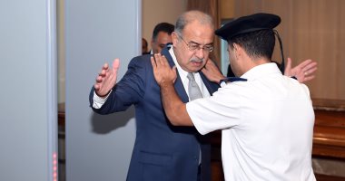 بالصور.. رئيس الوزراء وشخصيات عامة يخضعون للتفتيش الذاتى بمطار القاهرة