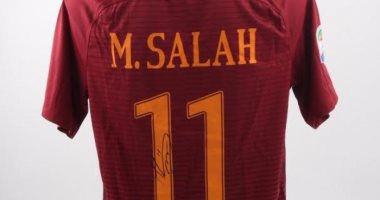 روما يعرض قميص محمد صلاح فى مزاد خيرى