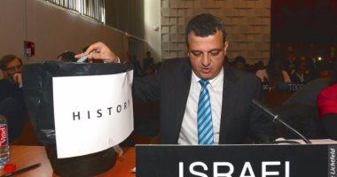 بالصور: السفير الإسرائيلى يستفز العرب ويلقى بقرار "القدس" فى الزبالة 