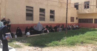 بالصور.. أسر ضحايا مستريح دمياط يفترشون محيط المحكمة لرؤية المتهم أثناء ترحيله