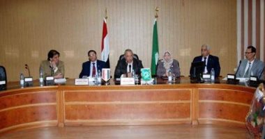 محافظ الشرقية يلتقى بـ"موجهين التعليم" لحل أزمة التوقيع فى الدفاتر