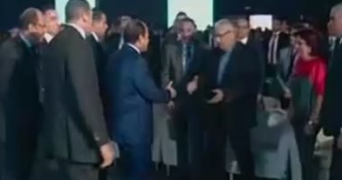 السيسي يصافح مكرم محمد أحمد بعد انتهاء الجلسة النقاشية بمؤتمر الشباب
