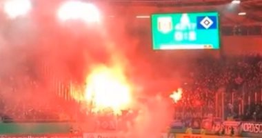 بالفيديو.. تحدى الشماريخ يتسبب فى تأخير انطلاق مباراة بكأس ألمانيا