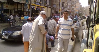 بالصور .. رئيس مدينة منوف يقود حملة لرفع القمامة والأتربة