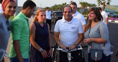 بالصور.. السياح يلتقطون سيلفى مع الرئيس أثناء جولته بالدراجة بشرم الشيخ