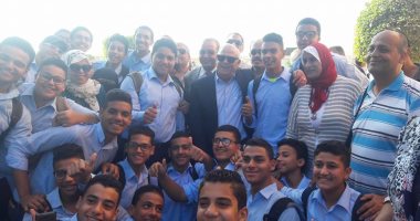 بالصور.. محافظ بورسعيد يمنح مكافئة 10 آلاف جنيه لمدرسة الشهيد أبو العطا