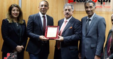بالصور.. خالد صلاح يتسلم درع الجامعة الأهلية بالبحرين