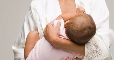 دراسة: الرضاعة الطبيعية تغذى البكتيريا النافعة بالأمعاء