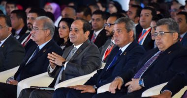 بالصور.. الرئيس السيسي يوجه التحية للشباب المشارك بنموذج محاكاة الدولة المصرية