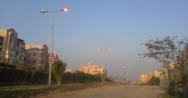 بالصور.. قارئ يرصد إضاءة أعمدة الكهرباء نهارا فى الشيخ زايد