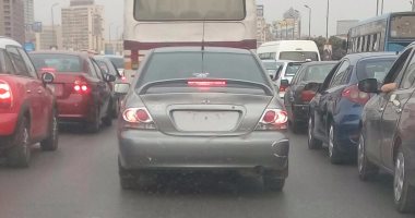 بالصور.. سيارة بدون لوحات معدنية أعلى كوبرى أكتوبر
