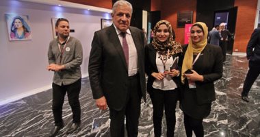 شباب مؤتمر شرم الشيخ يلتقطون صورا تذكارية مع "محلب"