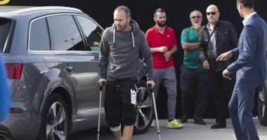 بالصور.. إنييستا يظهر بالعكاز فى حفل استلام نجوم برشلونة السيارات "أودى"