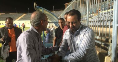 بالصور.. أحمد مرتضى يصافح فييرا قبل موقعة الزمالك وسموحة