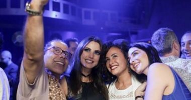 درة تنشر صورة مع هند صبرى وفاطمة الناصر على "فيس بوك" ..وتعلق: تحيا تونس