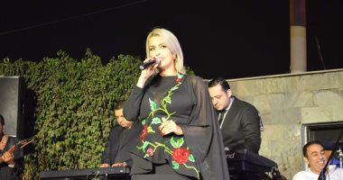 الفنانة سيمون تحى حفل مؤتمر المؤسسة الوردية لسرطان الثدى 