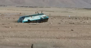 انتشال 23 شخصاً عالقين بأتوبيسات جرفتها مياه السيول بطريق قنا - سوهاج