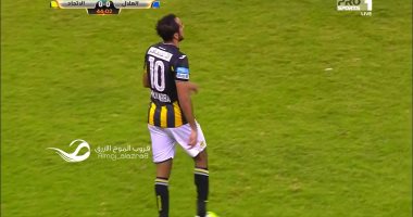 بالفيديو.. إصابة كهربا فى الشوط الأول بين الهلال والاتحاد
