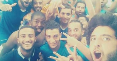  لاعبو دمنهور يلتقطون "سيلفى" احتفالا بالفوز على الحمام